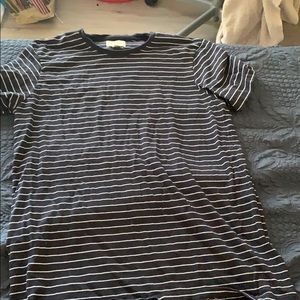 blue and white stripped crew tee